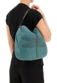 Borsa hobo in pelle color teal con un grande design di libellula embossato in nero. Texture morbida, forma curva e una sola tracolla.
