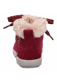 Rote Wildleder-Stiefelette mit Kunstfellkragen, runder Zehenpartie und strukturiertem weißen Gummisohle. Mit roten Schnürsenkeln für einen sicheren Sitz.