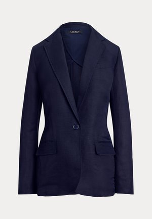 Blazer blu navy con un solo bottone, rever a lancia, due tasche frontali con patta e una tasca a filetto sul petto, tagliato per una silhouette aderente.