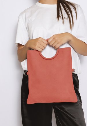 Borsa a tracolla corallo con manico tondo, realizzata in materiale morbido. Presenta dettagli metallici e un design minimalista. La dimensione è moderata.