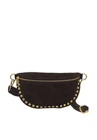 Sac à bandoulière en cuir suédé marron avec une forme courbée, fermeture éclair dorée et clous dorés le long du bord. Sangle ajustable incluse.