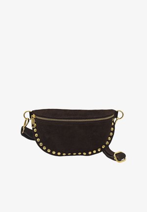 Sac à bandoulière en cuir suédé marron avec une forme courbée, fermeture éclair dorée et clous dorés le long du bord. Sangle ajustable incluse.