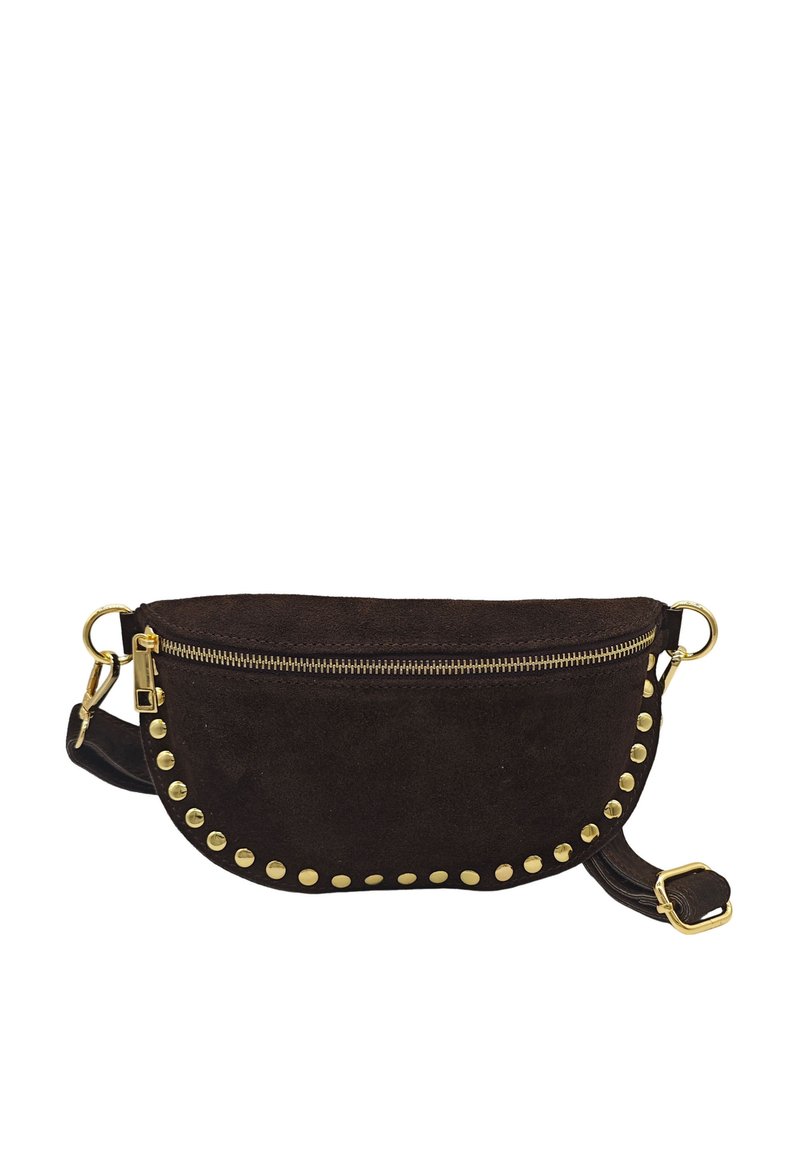 Sac à bandoulière en cuir suédé marron avec une forme courbée, fermeture éclair dorée et clous dorés le long du bord. Sangle ajustable incluse.