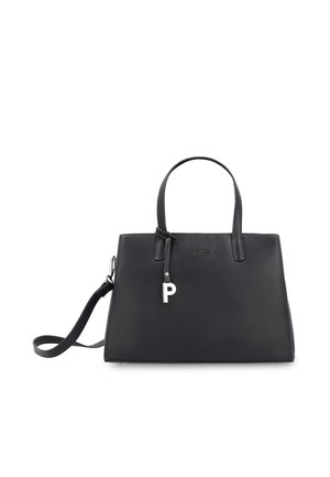 Schwarze rechteckige Lederhandtasche mit zwei Griffen, abnehmbarem Schulterriemen und einem silbernen „P“-Anhänger, der an einem Griff hängt.