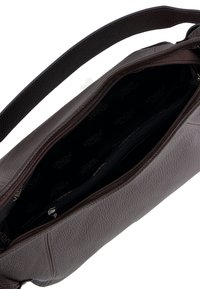 Brązowa skórzana torba na ramię o teksturowanej powierzchni, wyposażona w zapinaną na zamek komorę oraz miękkie, materiałowe wnętrze z logo.