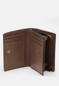 Bruine leren portemonnee met meerdere kaartsleuven, een ritsvak en een drukknoopsluiting. Glad materiaal en compact ontwerp.