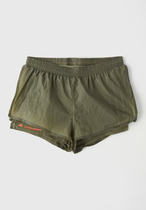 Olivengrønne træningsshorts med elastisk talje, inderfor, perforerede sidelommer og en rød logoaccent.