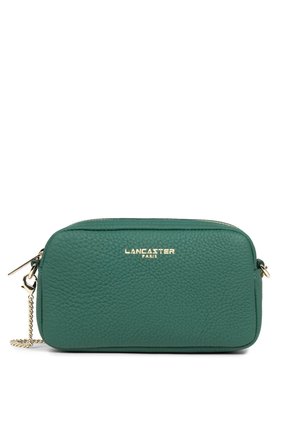 Groene leren rechthoekige schoudertas met gouden hardware, ritssluiting, textuur op het oppervlak en merknaam in reliëf aan de voorkant.