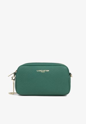 Sac bandoulière rectangulaire en cuir vert avec quincaillerie dorée, fermeture éclair, surface texturée et nom de la marque embossé à l'avant.