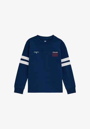 Granatowa koszula z długim rękawem z białymi podwójnymi paskami na rękawach, na piersi napis "Established 62" w czerwonym i białym kolorze, okrągły kołnierz.