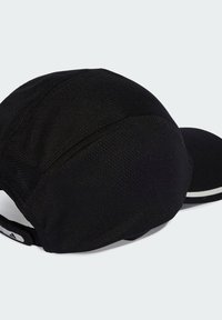 Gorra negra hecha de tejido texturizado con forma redondeada. Presenta una franja de acento blanca y un cierre trasero ajustable.