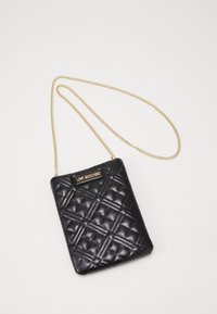 Černá prošívaná crossbody taška z imitace kůže se zlatým řetězovým popruhem a logem. Hladký povrch, obdélníkový tvar s diagonálním prošíváním.