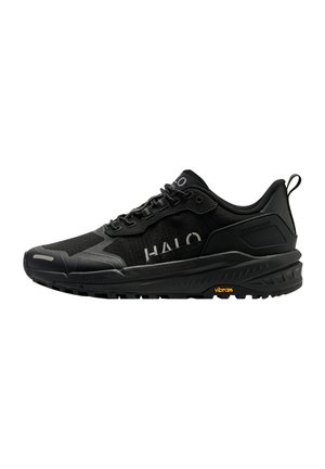 Czarny sportowy sneaker z logo "HALO", sznurowany, ze wzmocnionym obszarem pięty oraz logo Vibram na wytrzymałej podeszwie, widok z boku.