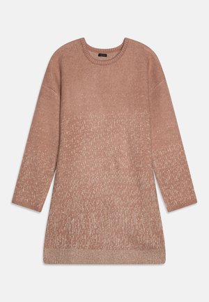 Strikket genser i en myk blush-farge med gradientdesign, med ribbestrikket hals og mansjetter, og et subtilt teksturert mønster gjennom hele.