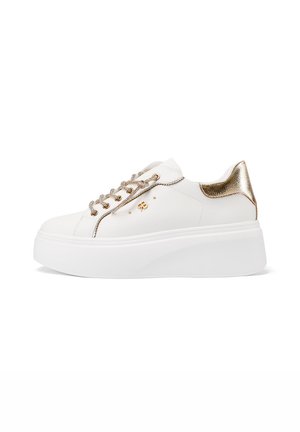 Sneakers bianchi in pelle con accenti dorati, caratterizzati da un retro testurizzato, lacci metallici e una spessa suola piatta bianca.