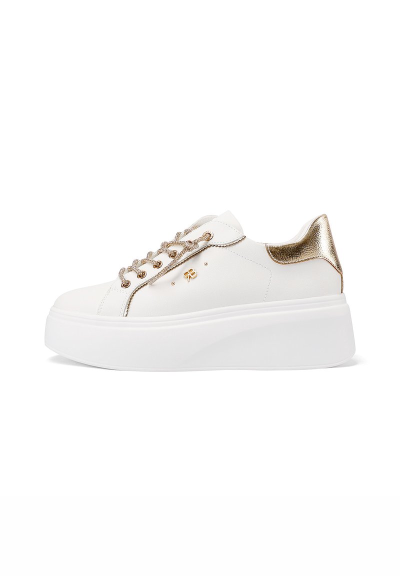 Sneakers bianchi in pelle con accenti dorati, caratterizzati da un retro testurizzato, lacci metallici e una spessa suola piatta bianca.