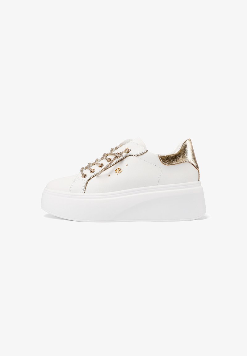 Sneakers bianchi in pelle con accenti dorati, caratterizzati da un retro testurizzato, lacci metallici e una spessa suola piatta bianca.