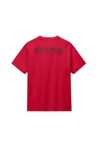Κόκκινο βαμβακερό t-shirt με κοντά μανίκια, στρογγυλή λαιμόκοψη και τη λέξη "NAPAPIURI" τυπωμένη στο πίσω μέρος με μαύρα, φθαρμένα γράμματα.