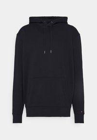 Svart hoodie gjord av mjukt material, med en dragsko i huvan, kenguruficka och ribbad mudd. Minimalistisk design utan mönster.