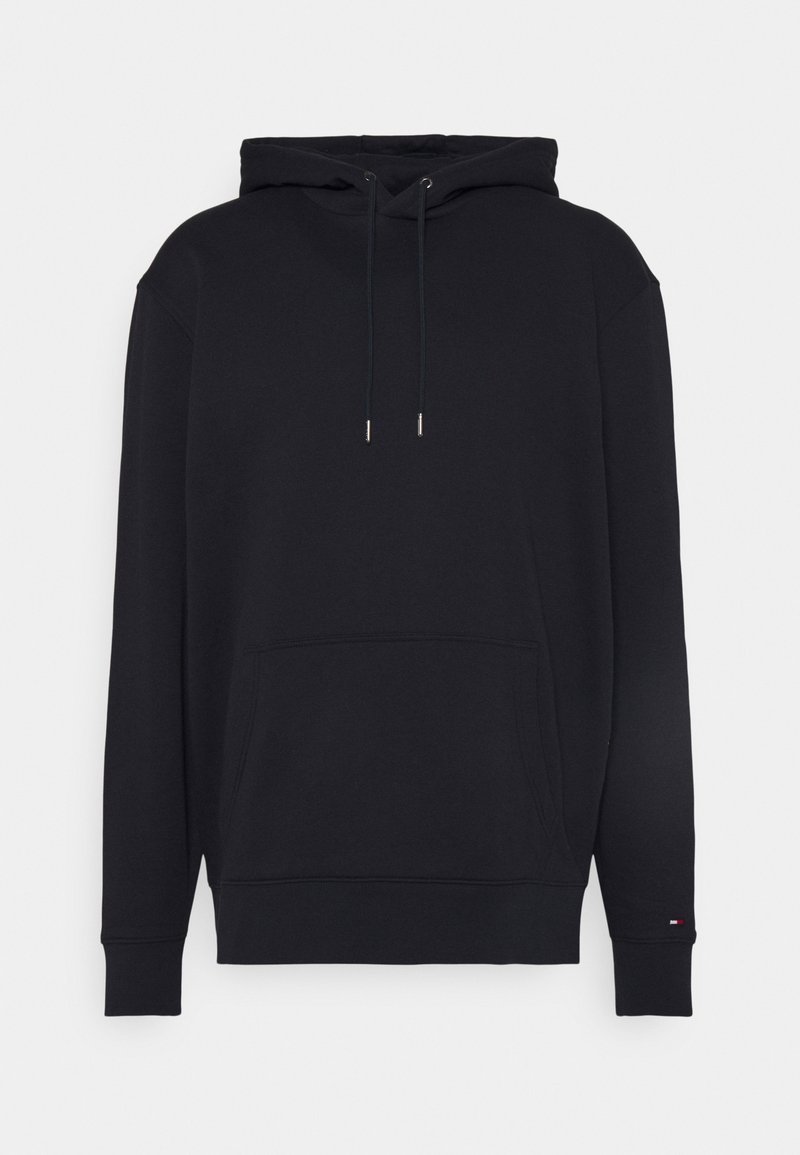 Svart hoodie gjord av mjukt material, med en dragsko i huvan, kenguruficka och ribbad mudd. Minimalistisk design utan mönster.