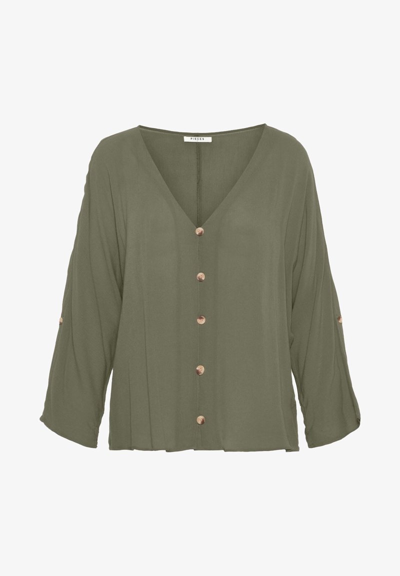 Blusa verde oliva con scollo a V, maniche lunghe e sette bottoni sul davanti. Il tessuto ha una consistenza morbida e fluida.