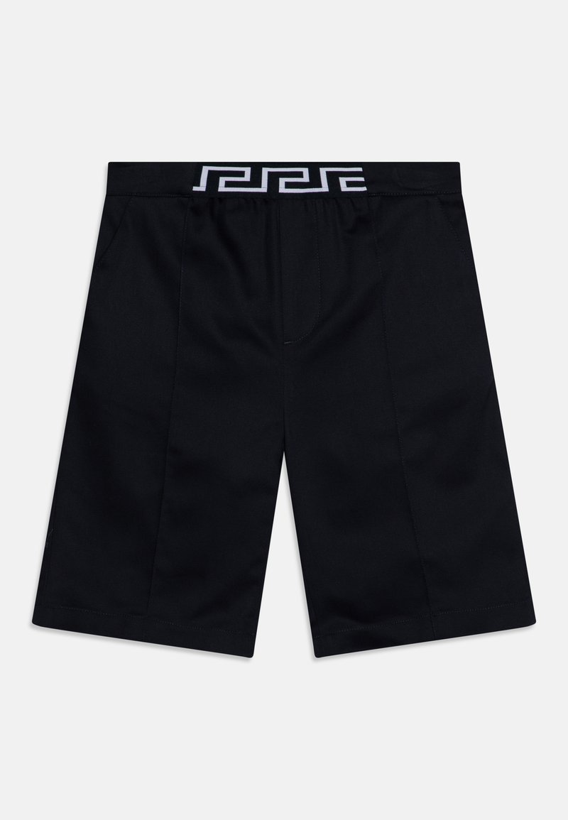 Svarta shorts med en platt framsida, med fickor och ett kontrasterande vitt geometriskt mönster på midjebandet.