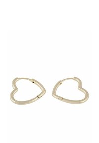 Ett par guldörhängen i hjärtform med slät yta, öppna lås, liggande sida vid sida på vit bakgrund.