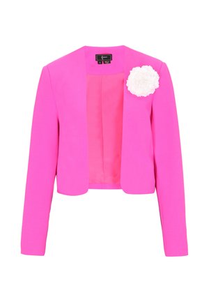 Lyserød, kort blazer med lange ærmer og åben front, pyntet med en hvid stofblomst på venstre bryst.