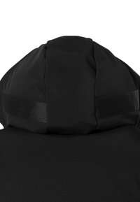 Capucha de chaqueta negra que muestra una textura suave, con un aspecto acolchado y un detalle de una correa negra horizontal en el lateral.