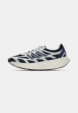 Baskets de sport avec une tige en maille bleu marine, des accents argentés et une semelle blanche épaisse. Présente un design épuré et un bout incurvé pour une stabilité accrue.