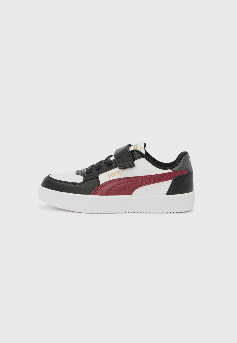 Baskets noires, blanches et bordeaux avec un col rembourré, un dessus texturé, un système de laçage et une sangle Velcro. Semelle en caoutchouc avec une texture antidérapante.