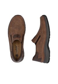 Braune Leder-Slipper mit strukturiertem Finish, ausgestattet mit elastischen Seitenpanelen, einer gepolsterten Innensohle und einer robusten schwarzen Gummisohle.