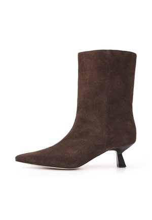 Dunkelbrauner Wildleder-Stiefel bis zur Mitte der Wade mit spitzer Schuhspitze und niedrigem, geformtem schwarzem Absatz auf weißem Hintergrund.