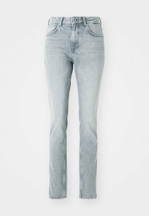 Jeans de denim albastru deschis cu croială dreaptă, talie înaltă, buzunare frontale și un finisaj decolorat. Au chingi pentru curea și închidere cu nasture.