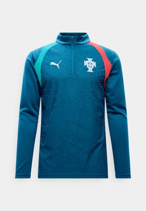 Bluză sportivă verde-albăstrui cu mâneci lungi, fermoar până la piept, model geometric subtil, logo Puma pe pieptul drept și emblema echipei de fotbal a Portugaliei pe pieptul stâng.