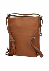 Bolso bandolera de cuero marrón con superficie texturizada, correa ajustable, herrajes plateados y bolsillo con cremallera en la parte delantera. Diseño rectangular simple.