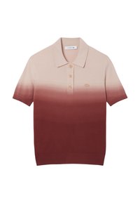 Polo en dégradé de teintes allant du rose clair au rouge profond, avec un col, trois boutons et un petit logo brodé sur la poitrine.