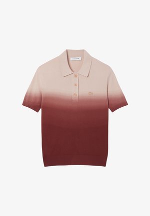 Polo shirt in sfumature di gradiente che vanno dal rosa chiaro al rosso intenso, con colletto, tre bottoni e un piccolo logo ricamato sul petto.