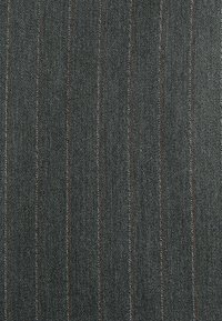 Dunkelgrauer Stoff mit vertikalen hellgrauen und rostfarbenen Streifen, der eine glatte Textur und ein gewebtes Muster aufweist.