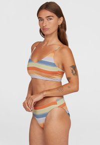 Gestreepte bikini set met een bralette top met verstelbare bandjes en bijpassende high-waisted onderkant in pastelkleuren en textiel met structuur.