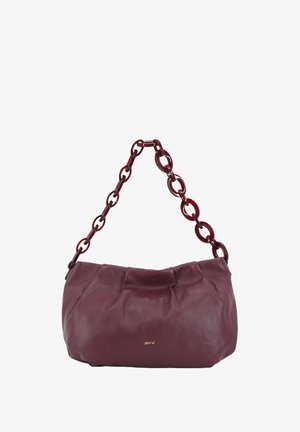 Bordeauxfarbene Leder-Schultertasche mit eingeholt gestaltet, ausgestattet mit einem kräftigen roten Kunststoffkettengurt und einem kleinen goldenen Logo auf der Vorderseite.