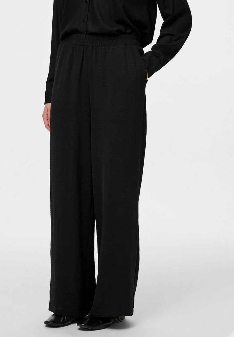 Črne široke hlače z elastiko v pasu, izdelane iz lahkotnega materiala, z teksturiranim zaključkom in stranskimi žepi.