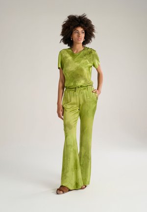 Completo due pezzi verde in satin con top a maniche corte e pantaloni con coulisse. Design fluido con un sottile motivo ad acquerello, caratterizzato da gambe svasate.