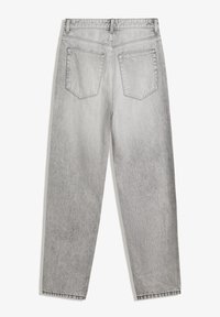 Lys grå straight-leg jeans med to baglommer, bælteløkker og synlig syning, præsenteret på en hvid baggrund.