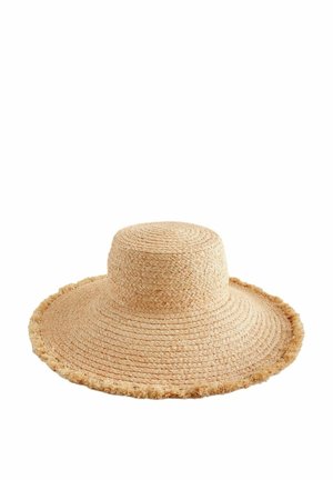 Sombrero de paja de ala ancha en beige claro con una superficie tejida texturizada y bordes deshilachados. Presenta una corona cilíndrica y una ala flexible.
