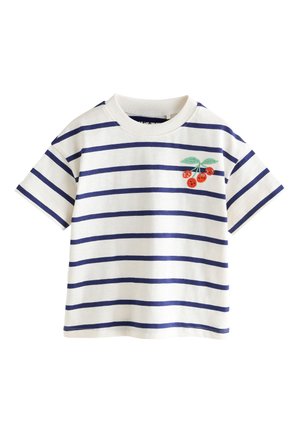 Bílé tričko s krátkým rukávem s vodorovnými námořnickými pruhy a malým vyšívaným shlukem třešní se zelenými listy na levé straně hrudi.