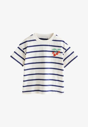 T-shirt blanc à manches courtes avec des rayures horizontales bleu marine et un petit bouquet de cerises brodé avec des feuilles vertes sur la poitrine gauche.