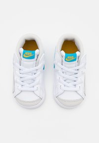 Nike Sportswear BLAZER MID '77 UNISEX - Sapatilhas de cano alto - white/laser blue/yellow ochre/light bone