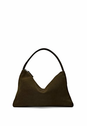 Donkerbruine suède schoudertas met een enkele gebogen riem en een bovenste ritsluiting, weergegeven tegen een witte achtergrond.