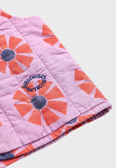 Gestepptes Baumwollgewebe mit einem rosa Hintergrund und roten sowie blauen Blumenmustern. Enthält blauen gestickten Text "bobo choses".